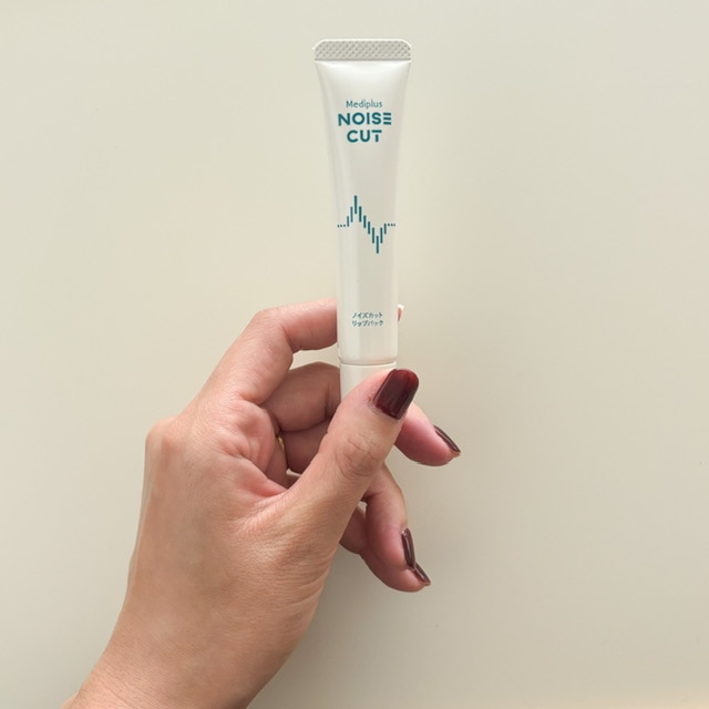 メディプラス ノイズカットリップパックを手で持って大きさがわかる写真