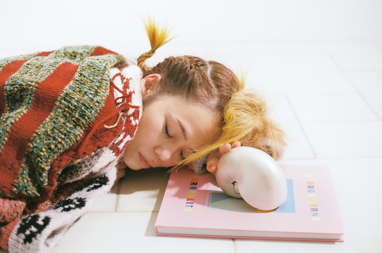 俯せで目を瞑っているCharaさん