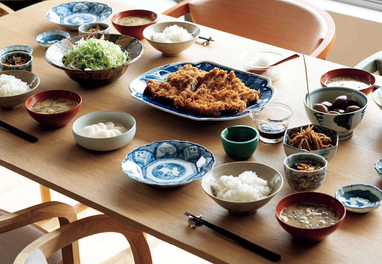 いつもの茶色いおかずも“ご馳走”になる骨董の染付け