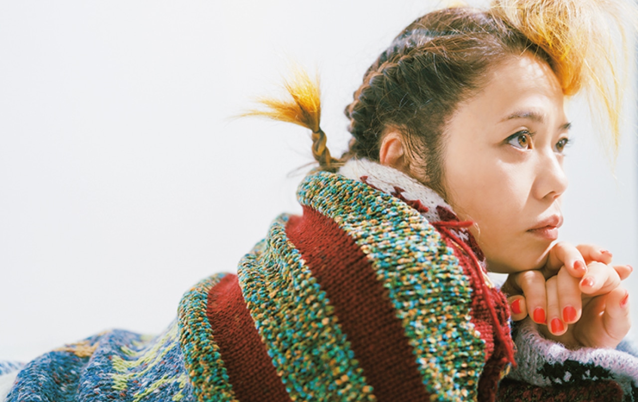 うつ伏せで頬杖をつくCharaさん