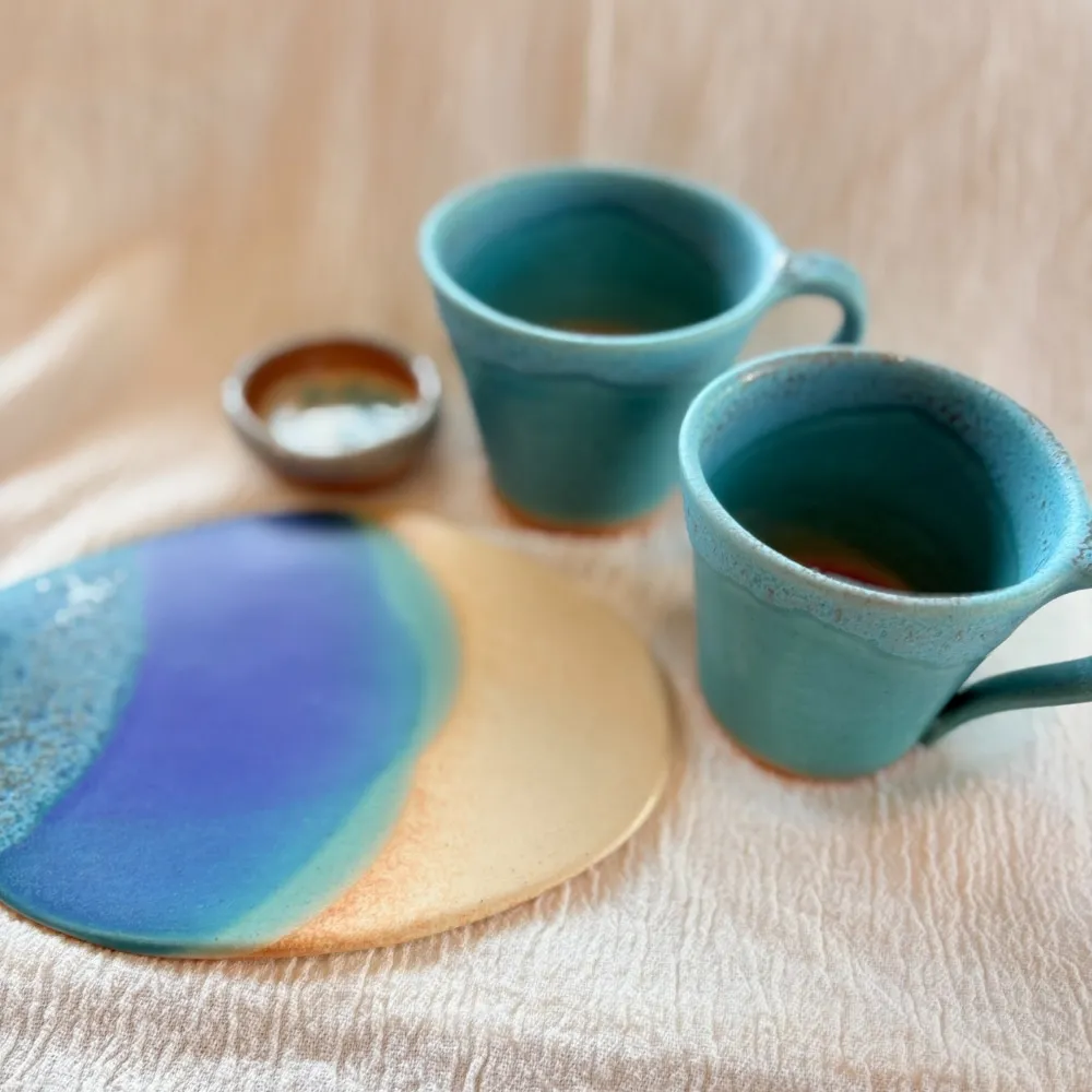 沖縄「うるま陶器」で購入したマグカップ、平皿