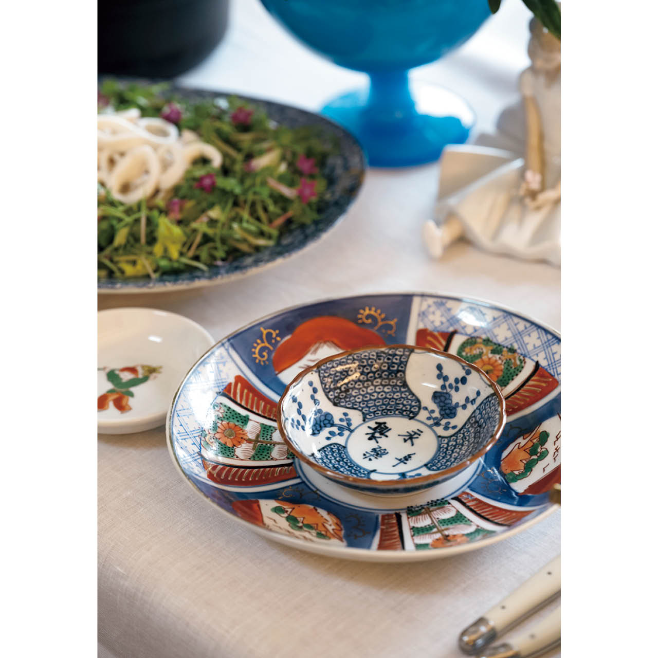 赤絵や伊万里に、染付けの小皿を重ねて