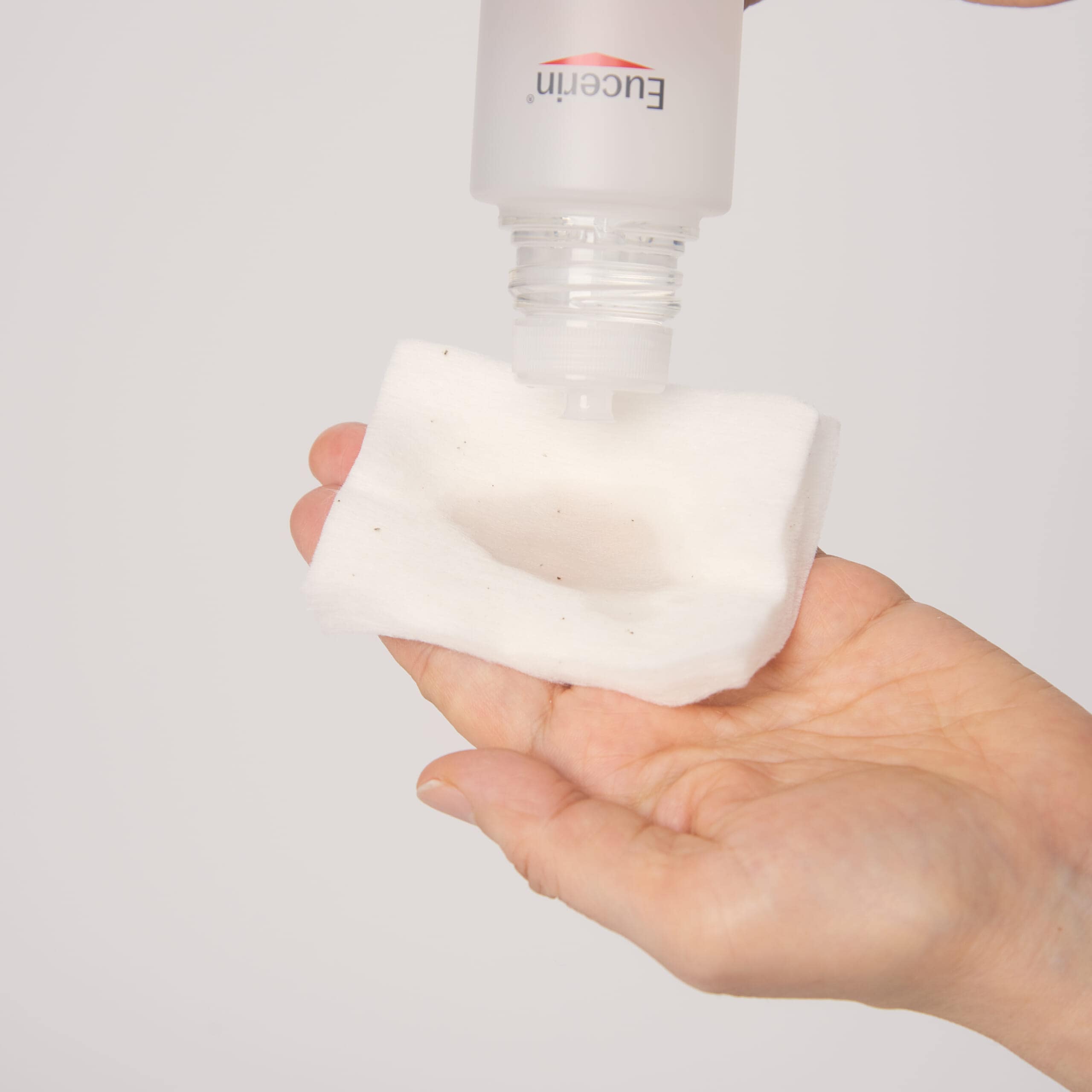 ユーセリン ハリフィラー トリプルスキンプライマー<ふき取り化粧水>をコットンにとっているところ。