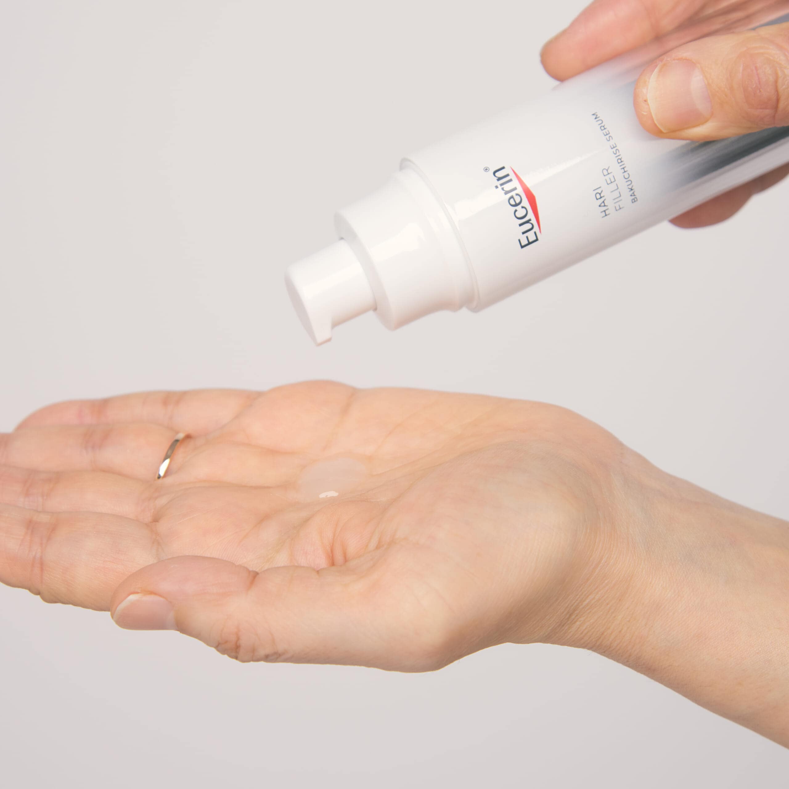 ユーセリン ハリフィラー バクチライズセラム<美容液> のテクスチャー。