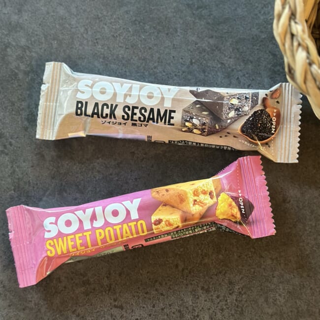 「SOYJOY 黒ゴマ」と「SOYJOYサツマイモ」