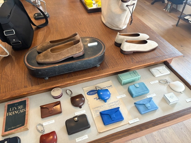 東京・恵比寿のTOUT Y EST(トゥティエ)に飾られたスモールレザーグッズの写真