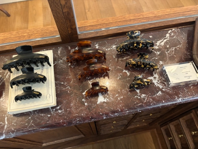 東京・恵比寿のTOUT Y EST(トゥティエ)に飾られたヘアアクセサリーの写真