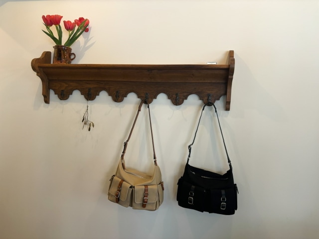 東京・恵比寿のTOUT Y EST(トゥティエ)に飾られたブトゥミニバッグの写真