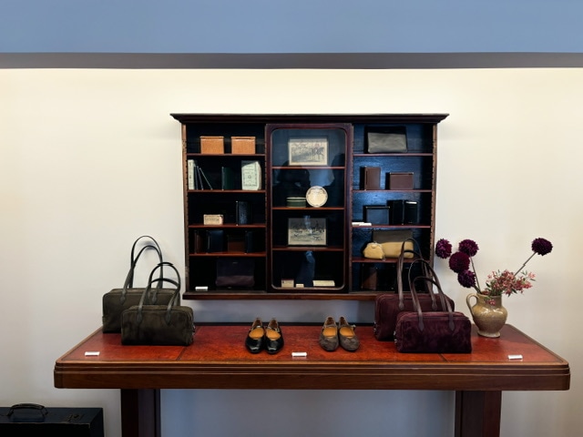 東京・恵比寿のTOUT Y EST(トゥティエ)に飾られたスエードロケバッグの写真