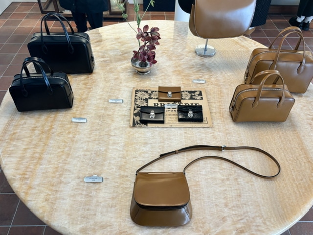 東京・恵比寿のTOUT Y EST(トゥティエ)に飾られたロケバッグの写真