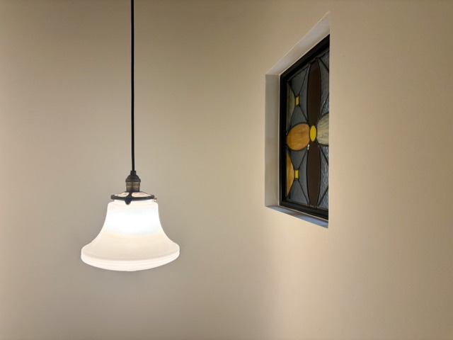 東京・恵比寿のTOUT Y EST(トゥティエ)内装のステンドガラスの写真