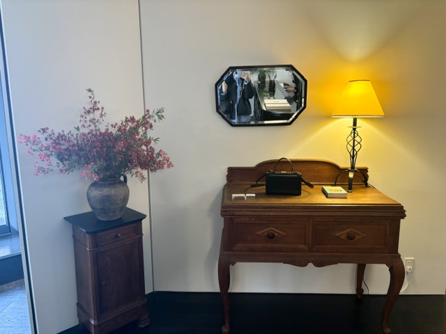 東京・恵比寿のTOUT Y EST(トゥティエ)に置かれた日本数量限定バッグの写真