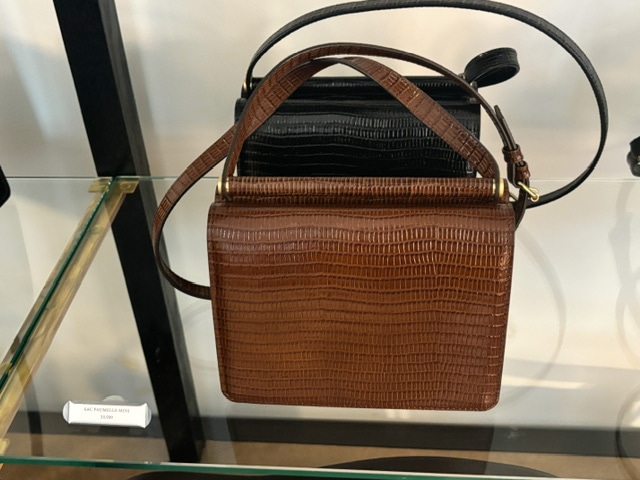 東京・恵比寿のTOUT Y EST(トゥティエ)に飾られたポメルミニバッグの写真