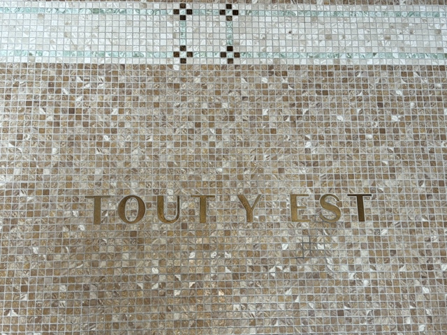 東京・恵比寿のTOUT Y EST(トゥティエ)外観入り口タイルの写真