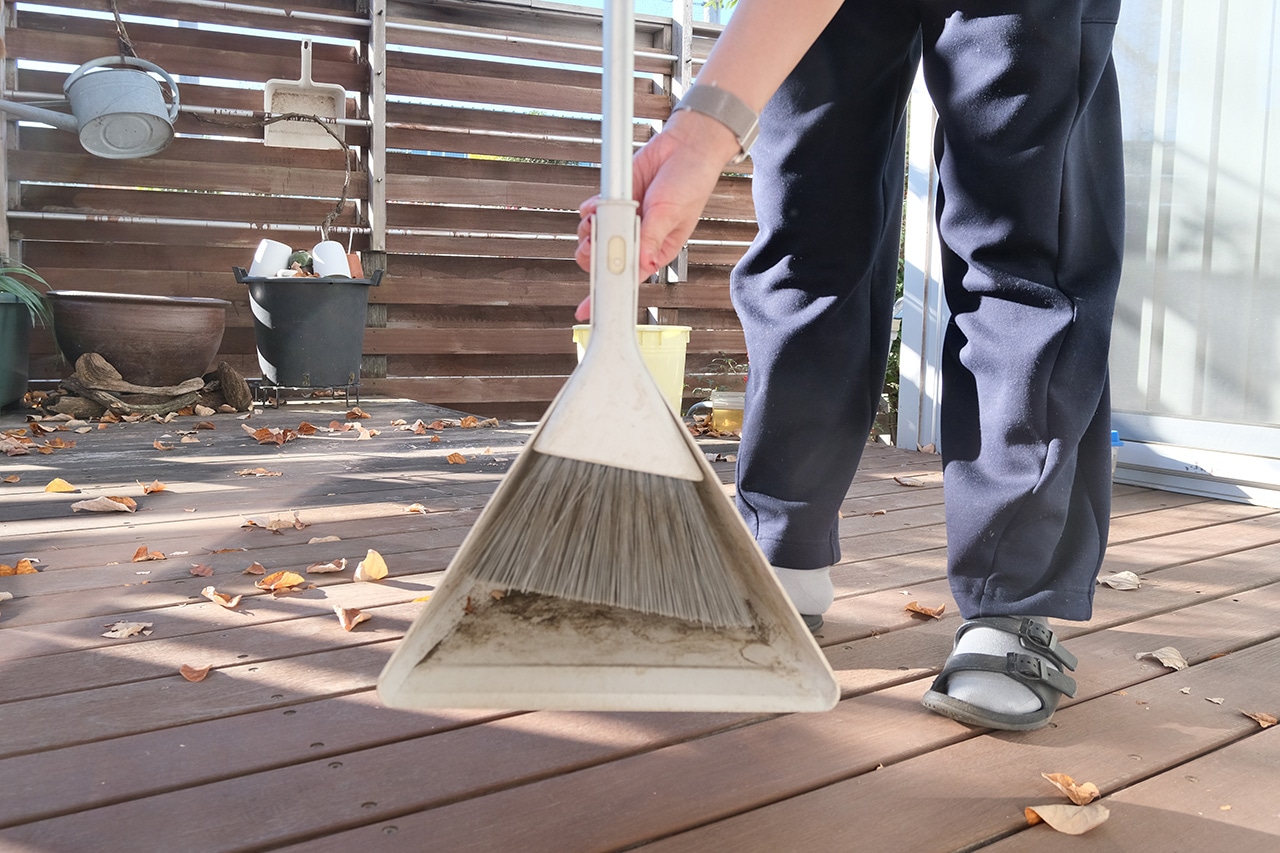 ヘッドが付け替えられる 屋外用ちりとり(690円)使用シーン 無印良品