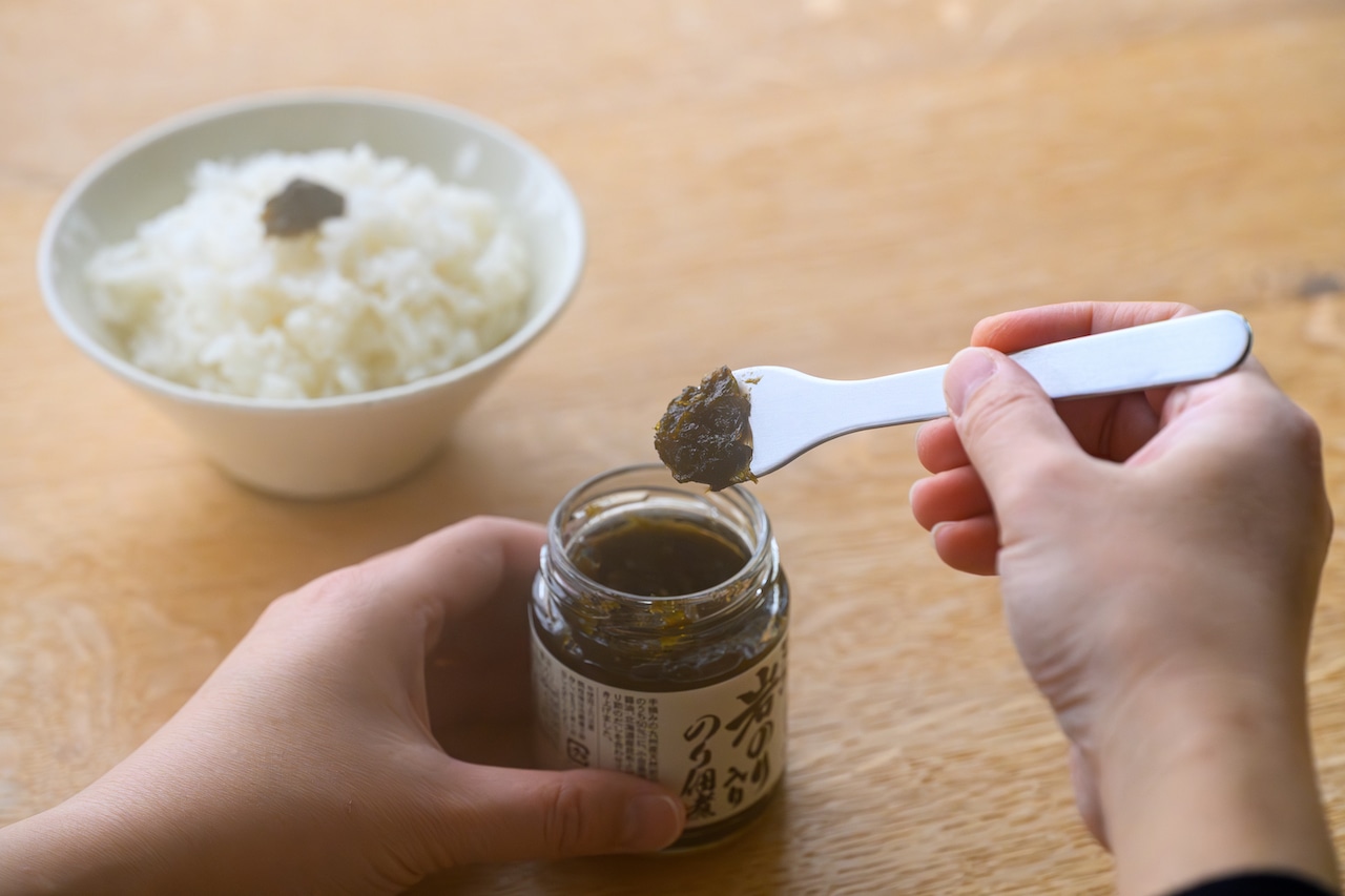 家事問屋　ブランドロゴ入り平スプーンで柚子胡椒をすくったところ