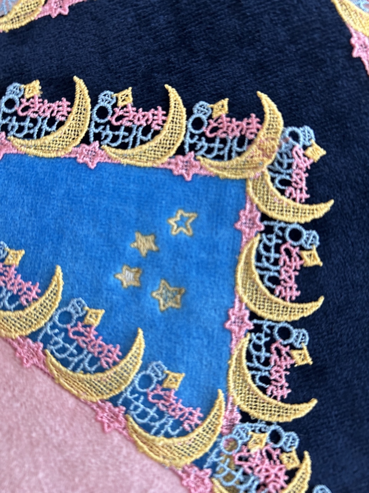 【ときめきトゥナイト×近沢レース店】コラボタオルハンカチ3色セット　レースの刺繍