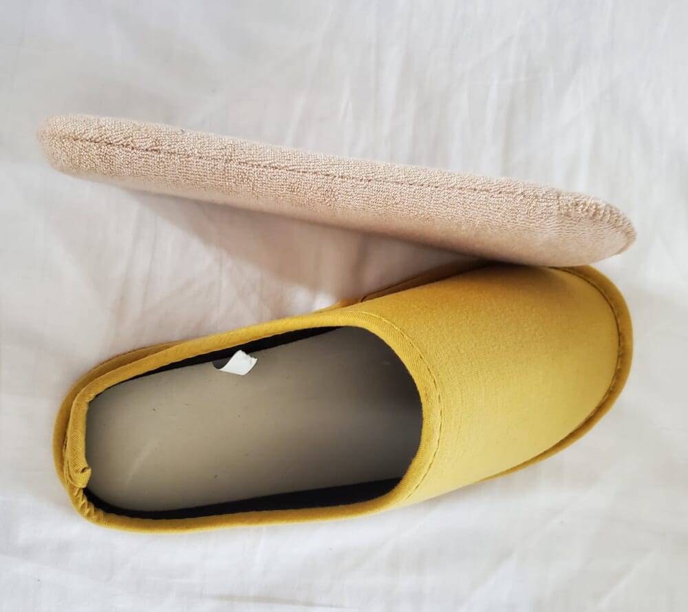 スタンダードプロダクツの中敷きが洗えるスリッパの中敷きの厚み