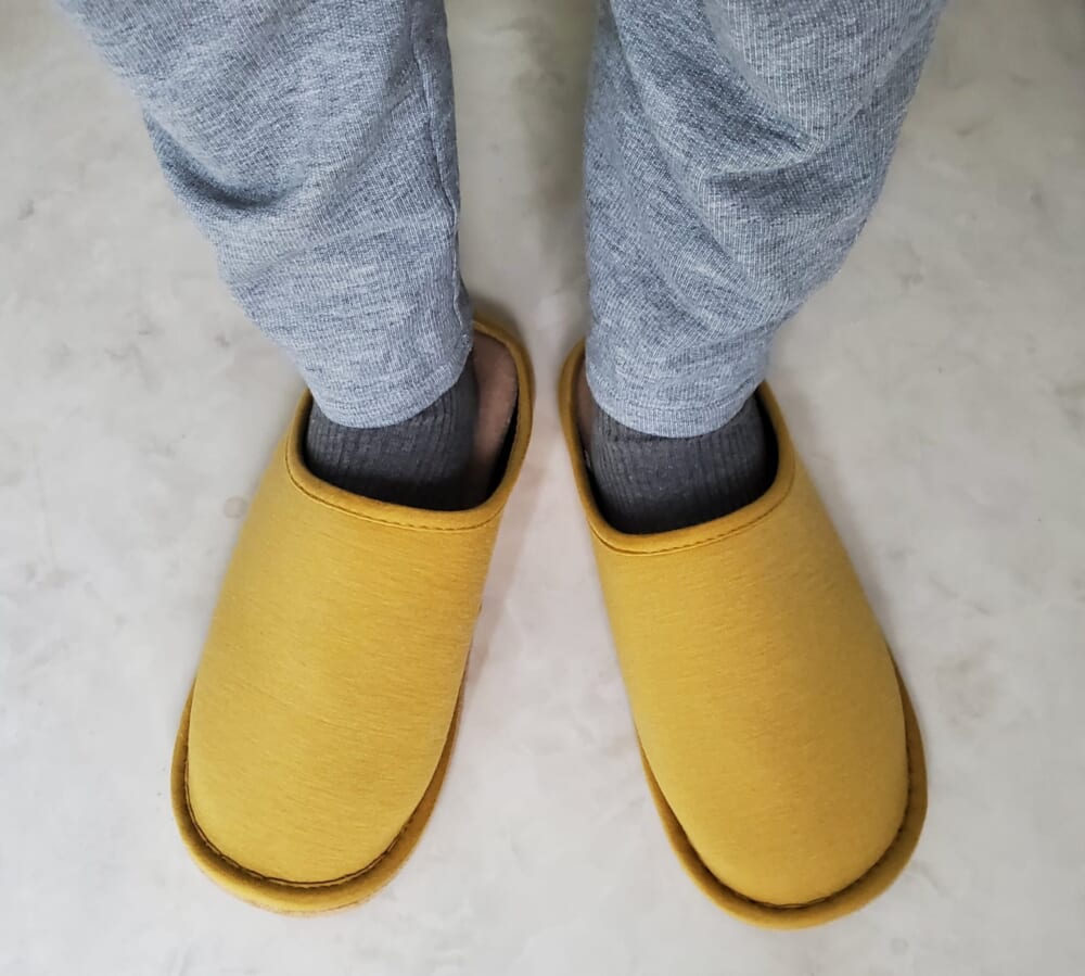 スタンダードプロダクツの中敷きが洗えるスリッパ(着画)