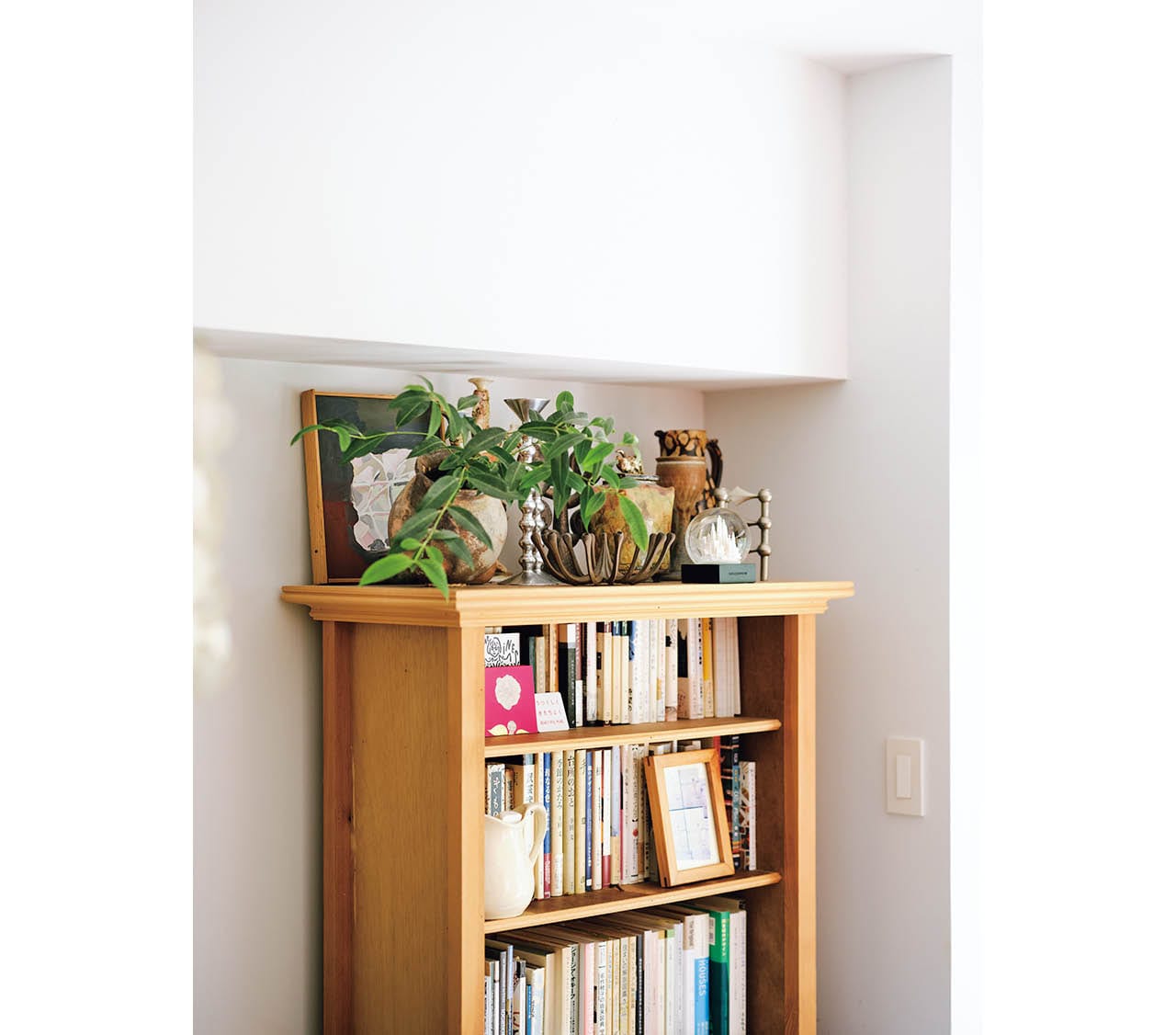 “梁や角”には、収納棚を収めるなどしてフラットにすると落ち着きが