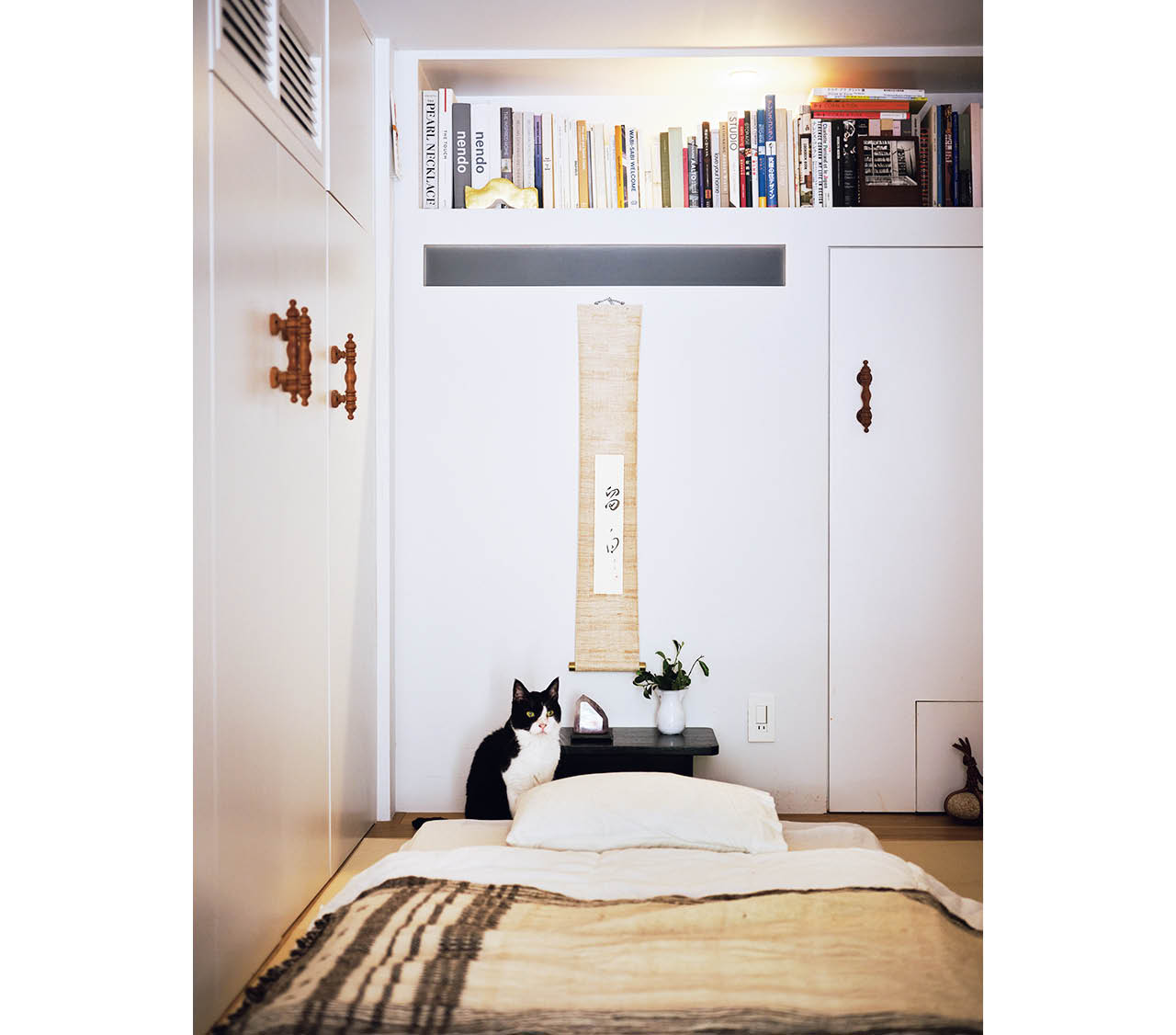 寝室の位置は○。頭上にものが置いてあるのが不眠ぎみな一因かも…