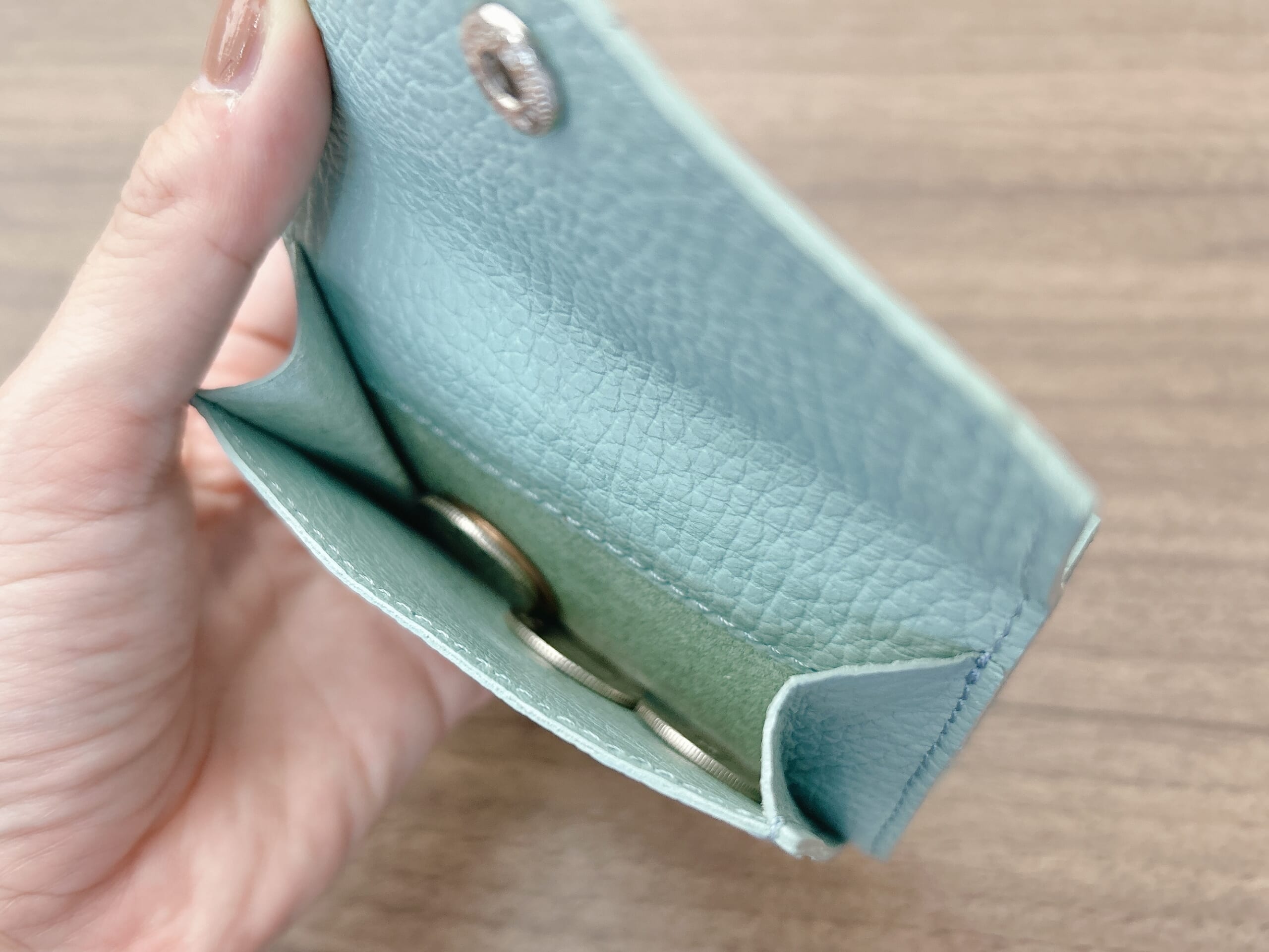 エディターS子が愛用しているMYWEAKNESSの三つ折り財布GILのMINTカラー