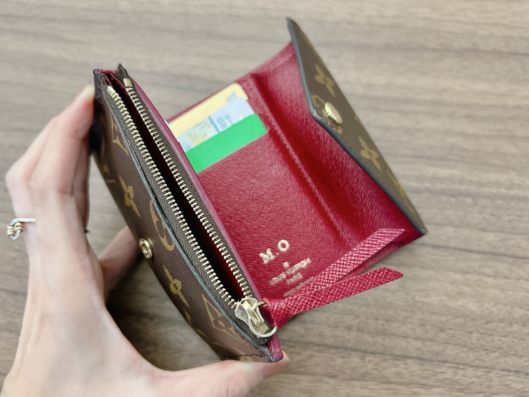 エディターM子の愛用財布ルイヴィトンのポルトフォイユ・ヴィクトリーヌのフューシャ