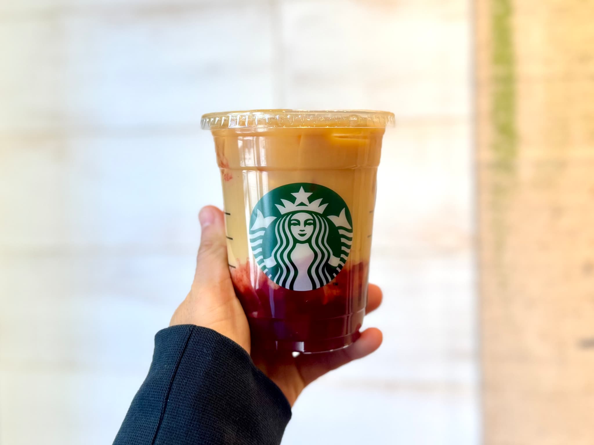 スタバ新作「ジョイフルメドレー 苺 ミルク ティー」店内で手持ち