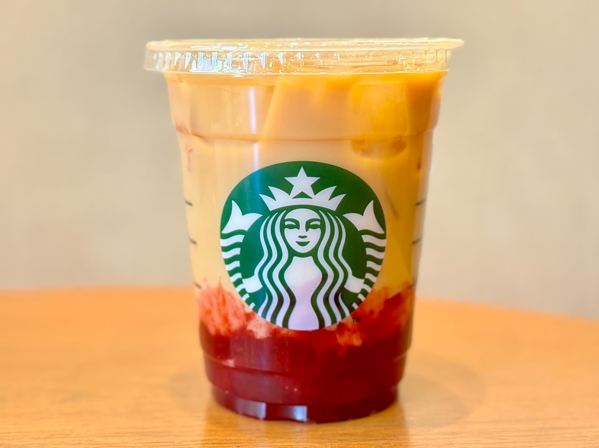 スタバ新作「ジョイフルメドレー 苺 ミルク ティー」正面