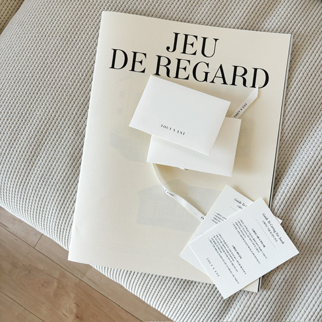 東京・恵比寿のTOUT Y EST(トゥティエ)で購入したバッグと一緒に入っていたワランティカードと冊子の写真