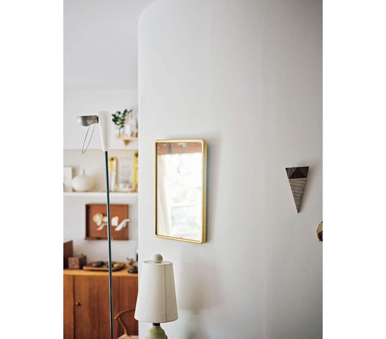 鏡を凶方位（2026年は真南と真北）へ向ければ、悪い気を跳ね返す