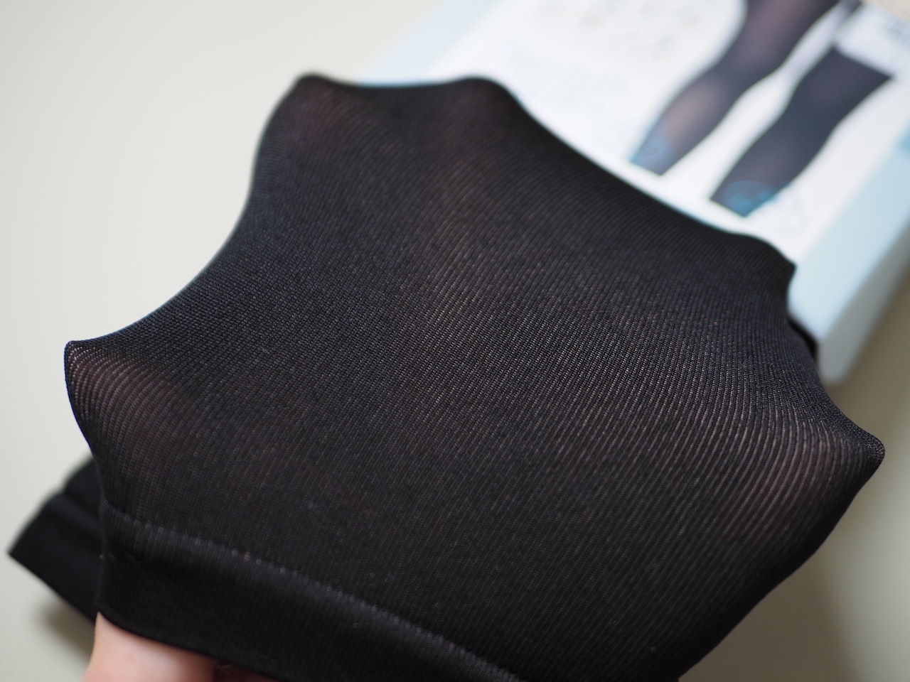 【ATSUGI（アツギ）】フェイクレギンス（110デニール・10分丈）の生地感