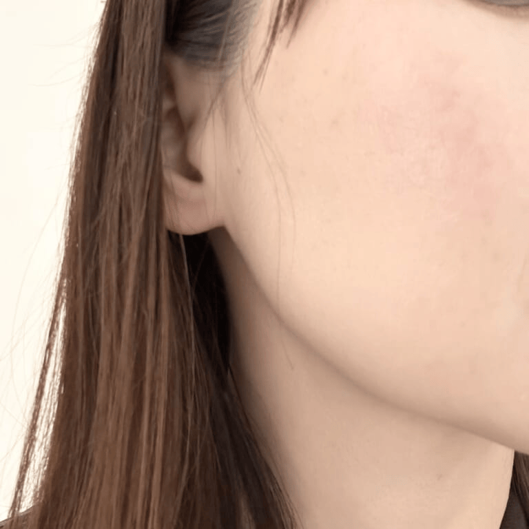 THREE「シマリング グロー デュオ R 01」顔にスウォッチ