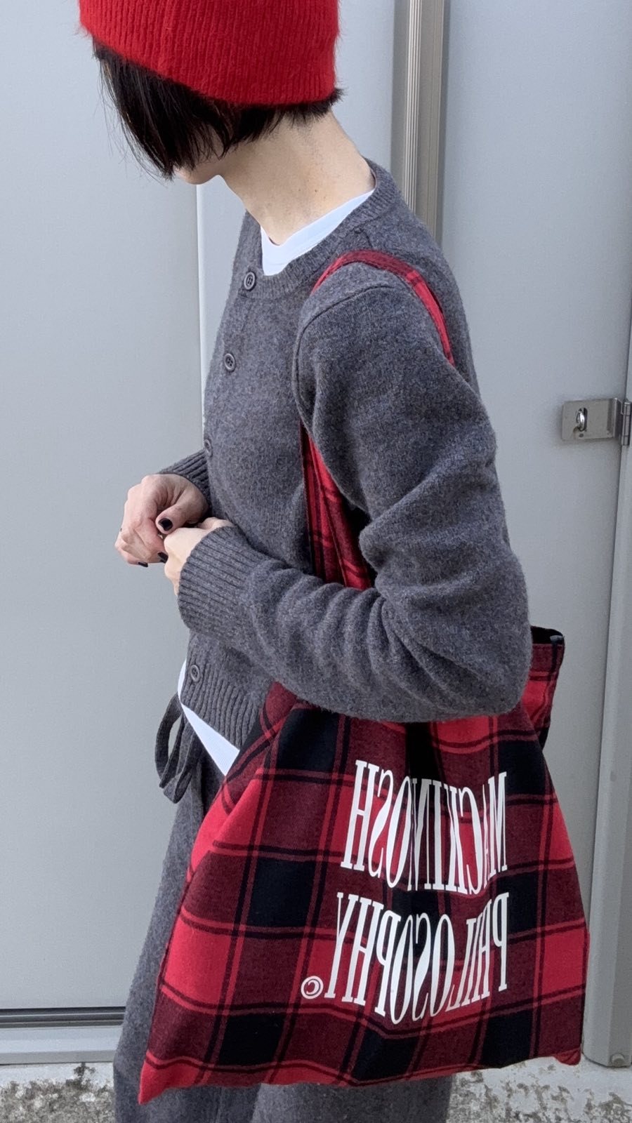 赤ニット帽とLEE1・2月号特別付録のマッキントッシュ フィロソフィー『大人のチェック柄BIGトート』のコーデ