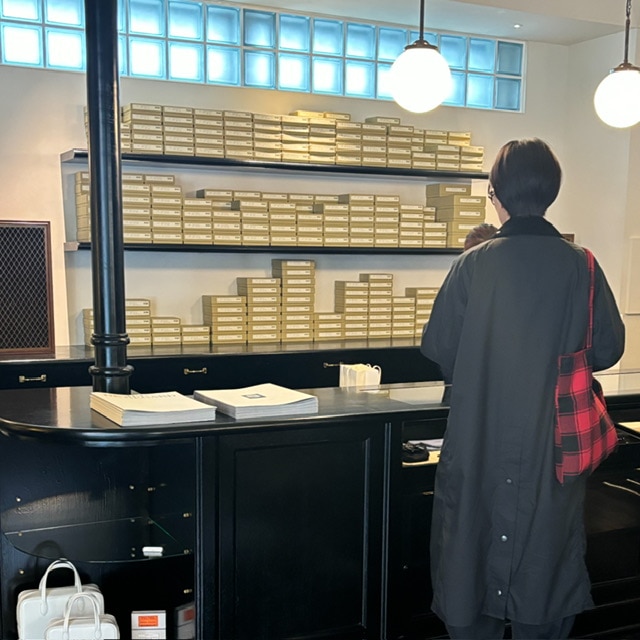 東京・恵比寿のTOUT Y EST(トゥティエ)でお買い物をする写真