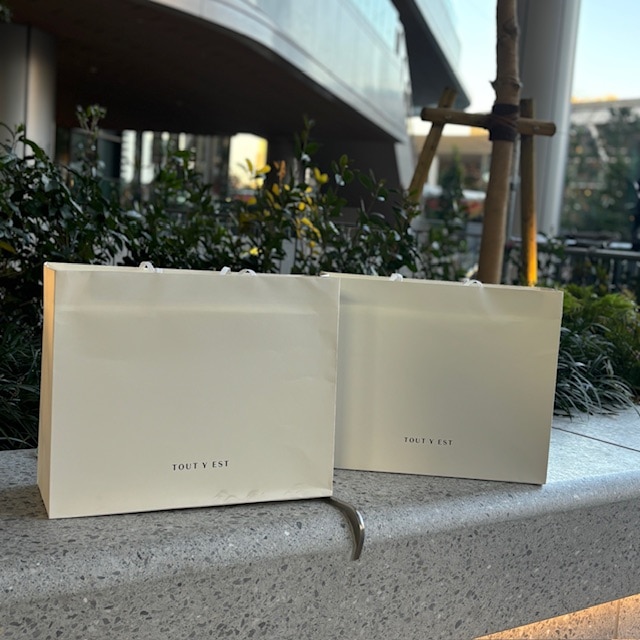 東京・恵比寿のTOUT Y EST(トゥティエ)で購入したバッグを並べて撮った写真