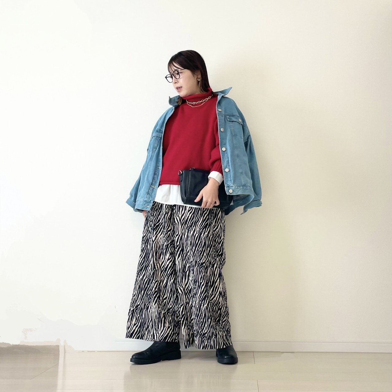 デニムジャケット
赤ニット