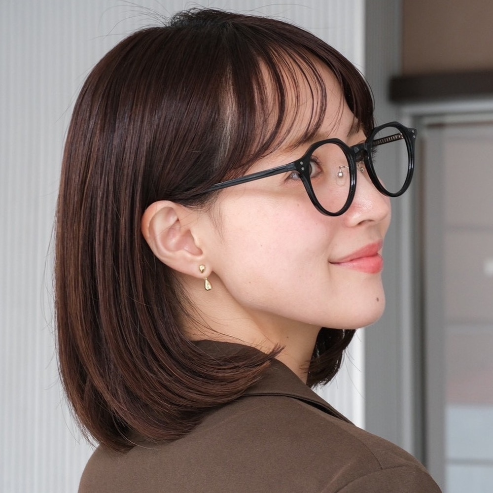 明るすぎない髪色であか抜けるシースルーバングのナチュラルボブ アザーカット01