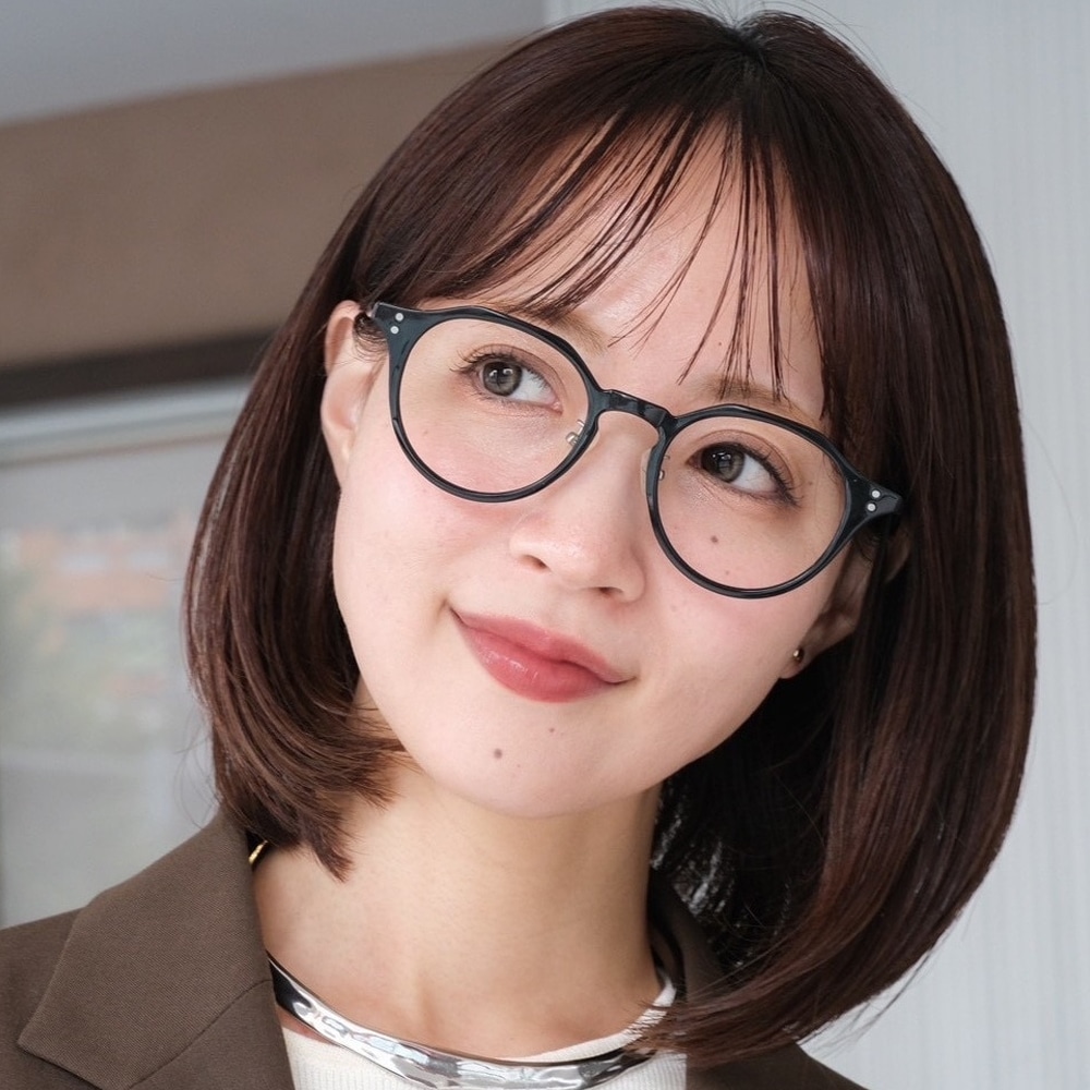 明るすぎない髪色であか抜けるシースルーバングのナチュラルボブ アザーカット02