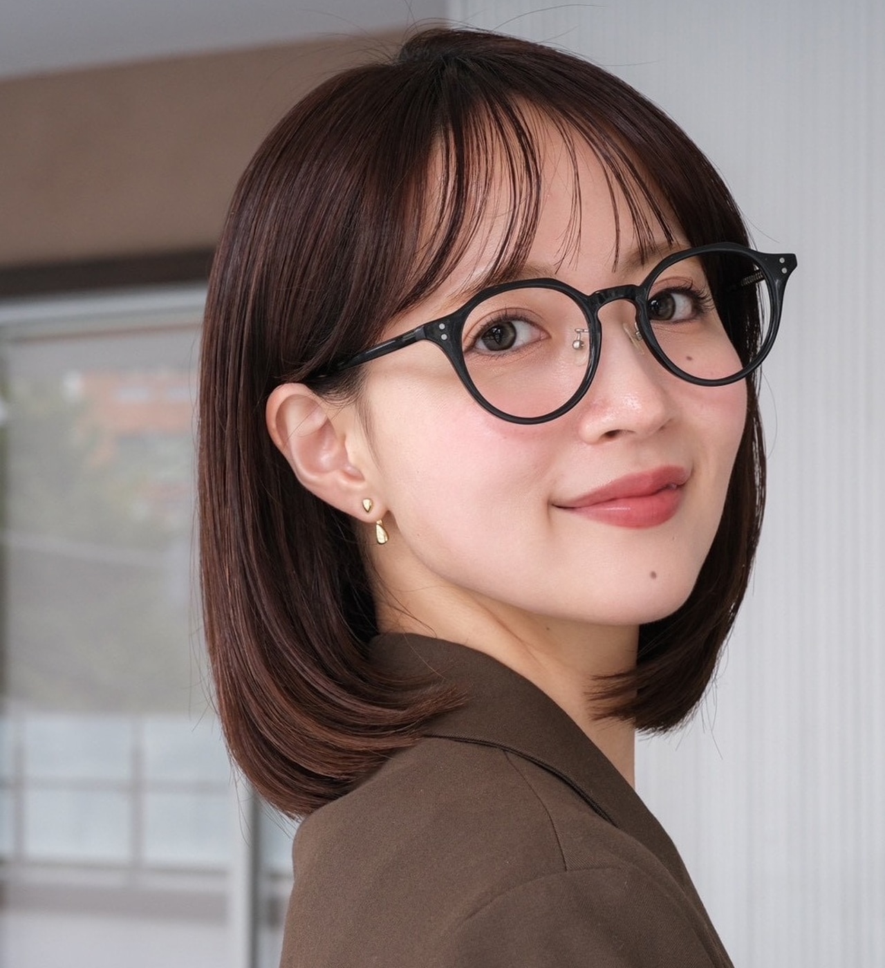 明るすぎない髪色であか抜けるシースルーバングのナチュラルボブ メインカット