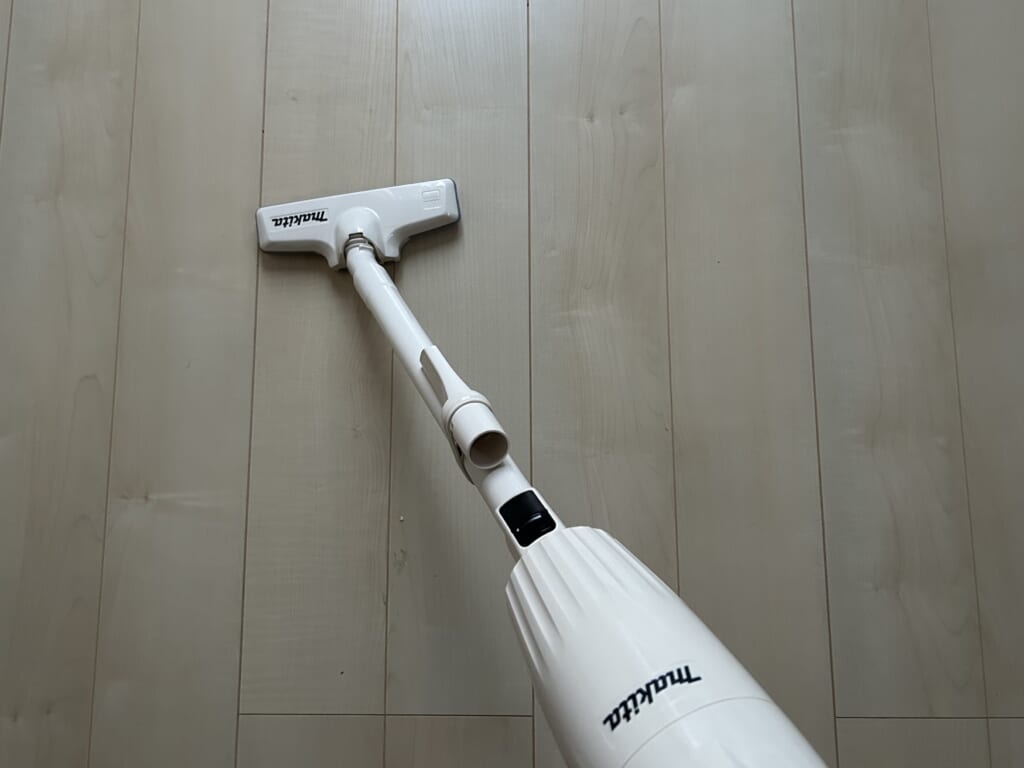 40代今年買い換えたオシャレなコードレス掃除機マキタ、シンプルなデザイン