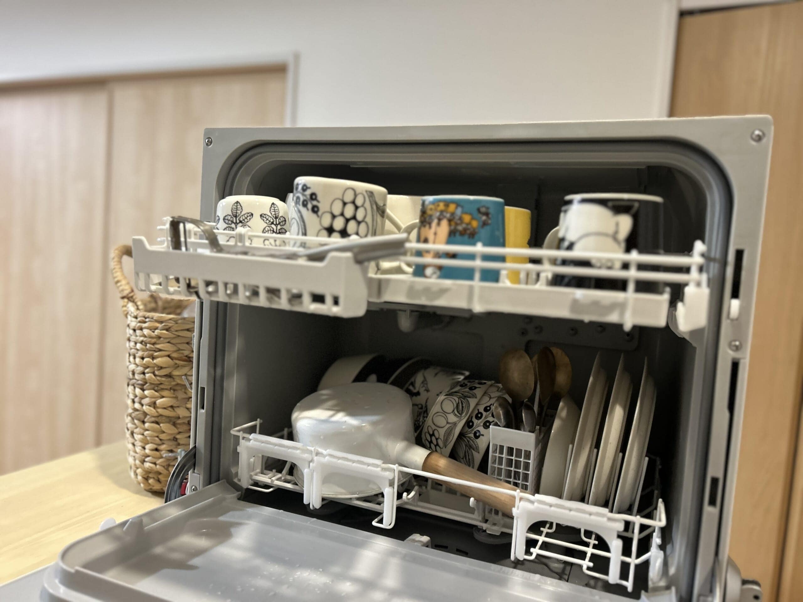 オシャレでシンプルなパナソニックの食洗器に食器を入れてみた写真