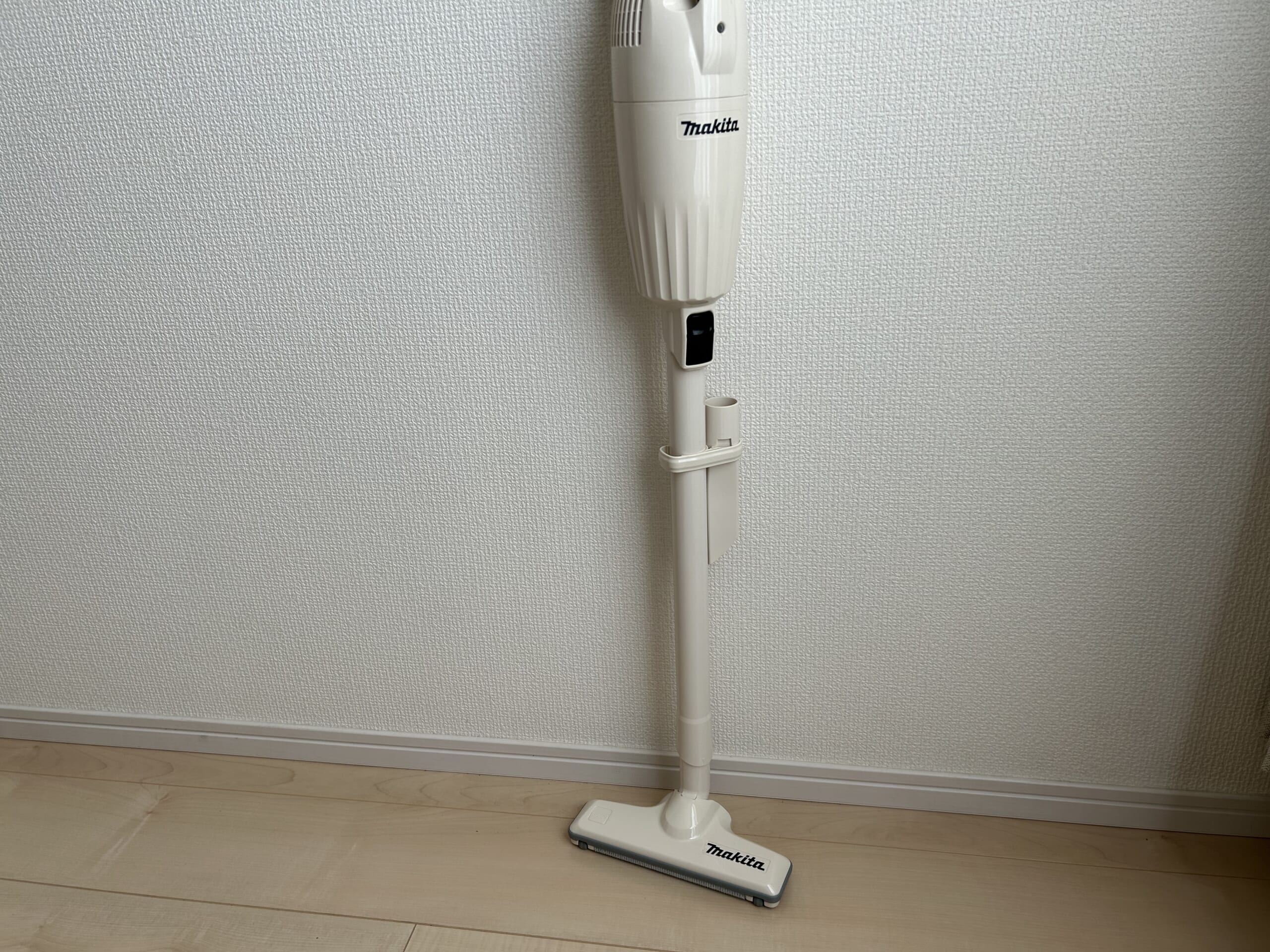 40代今年買い換えたオシャレなコードレス掃除機マキタ、シンプルなデザイン