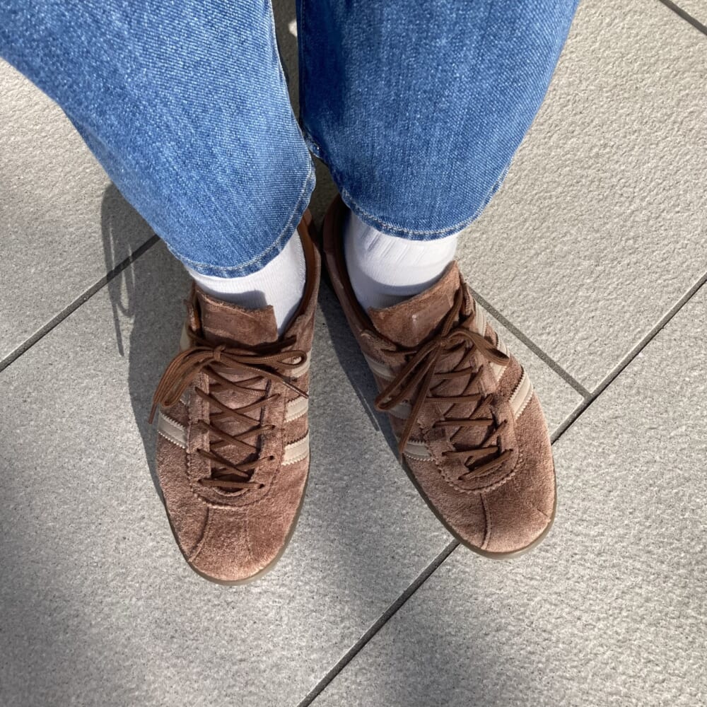 adidas Originalsのスニーカー『タバコ FOR フリークス ストア』を履いたLEE100人隊の足元