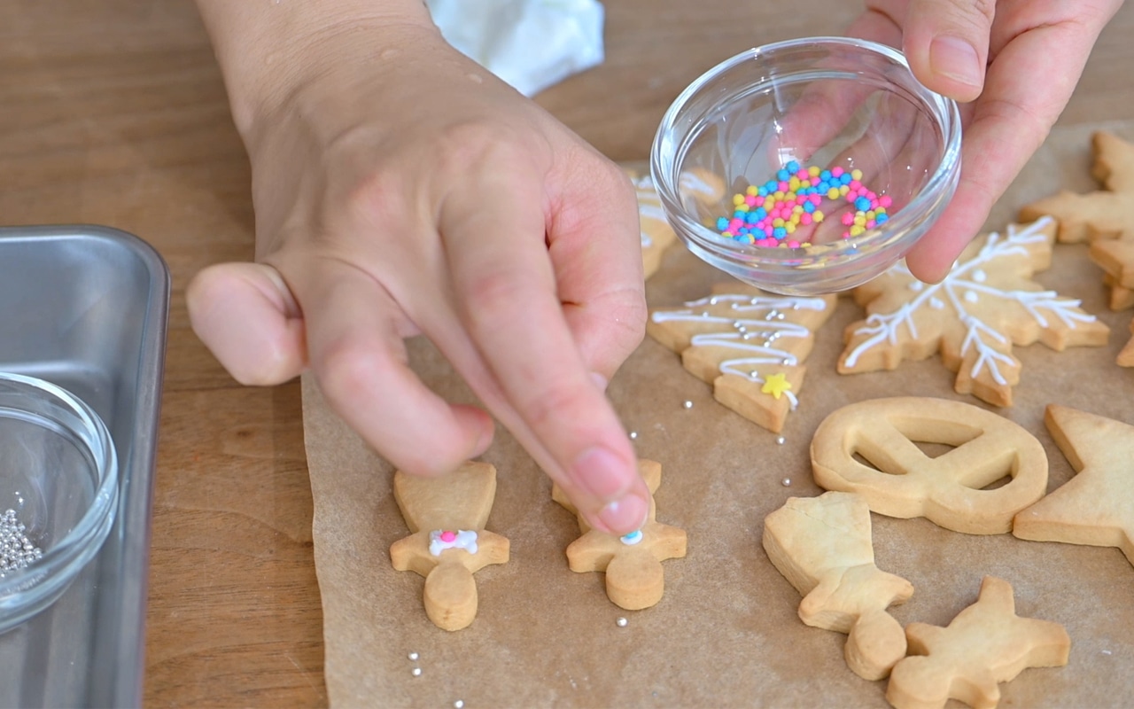 冷ました⑤のクッキーの上に模様や絵を描き飾りをのせ、そのまま1時間程度乾燥させる。