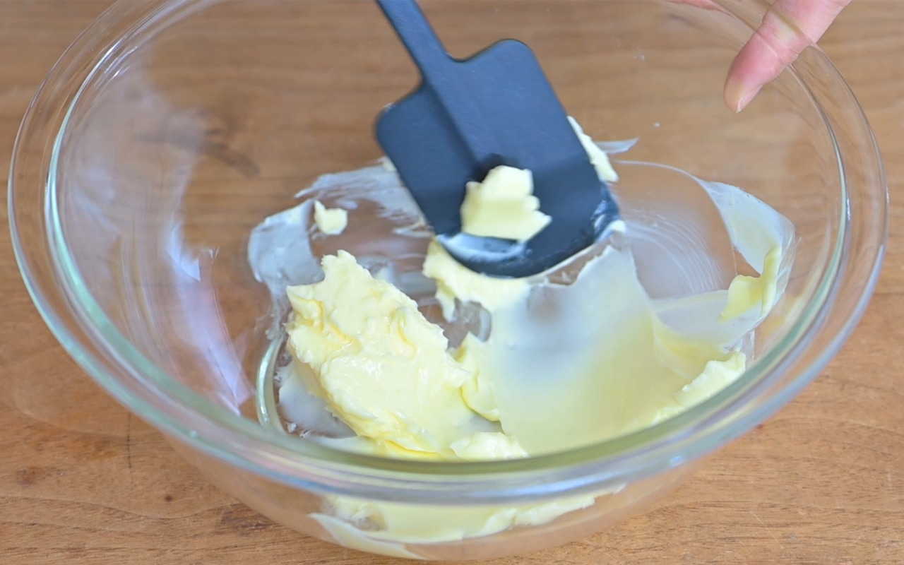 室温に戻し柔らかくなったバターをボウルに入れ、ヘラでクリーム状になるまで混ぜる。