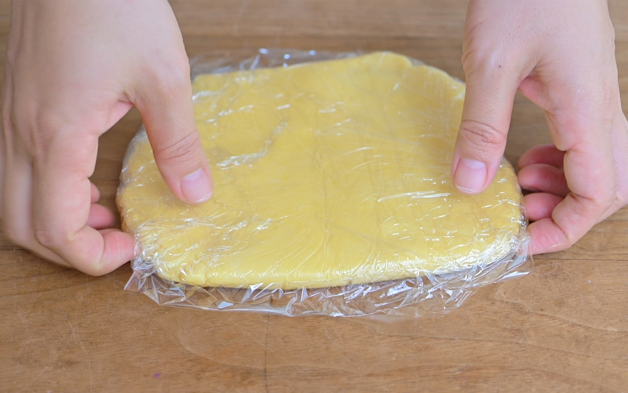 生地をラップで包み、厚さ1cm程度に押し潰して最低1時間冷蔵庫で休ませる。