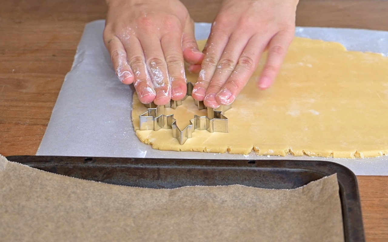 生地を好みの型で抜き、オーブンペーパーを敷いた天板に型抜きをしたクッキーを丁寧に置く。