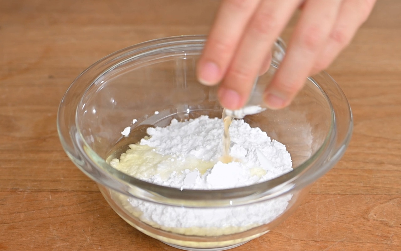 アイシングの作り方は、粉砂糖に卵白とレモン汁を加え、ダマにならないようによく混ぜ合わせ、