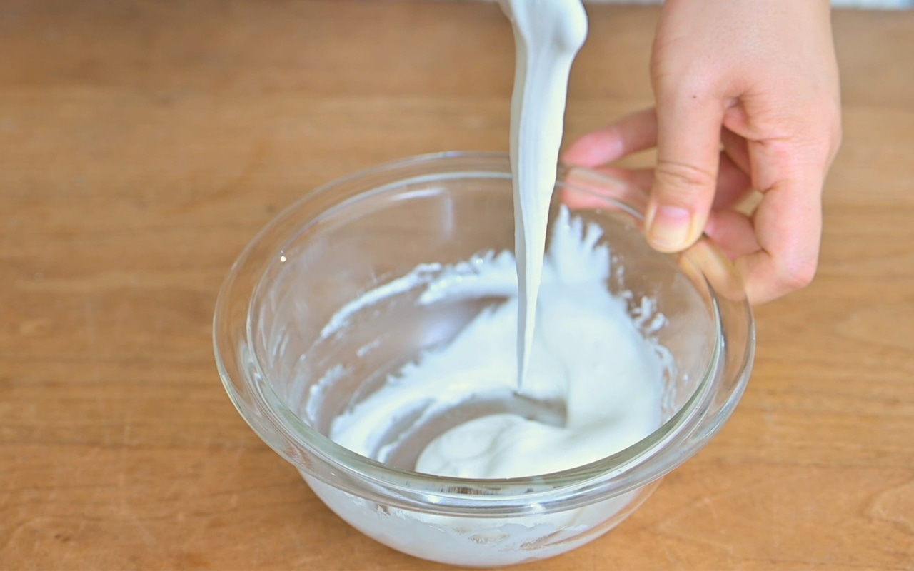 持ち上げるとたらりと落ちるくらいの硬さに調節する。